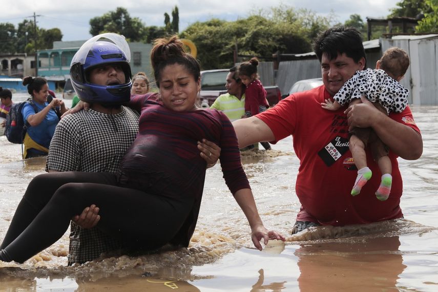 Una mujer embarazada es retirada el jueves 5 de noviembre de 2020 de una zona inundada a causa del huracán Eta, en Planeta, Honduras. La tormenta que impactó Nicaragua como un huracán de categoría 4 el martes se ha convertido en una extensa depresión tropical, pero avanzaba a un paso tan lento y dejaba tanta agua a su paso que buena parte de Centroamérica permanecía en alerta.&nbsp;