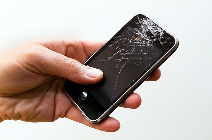 Aunque un smartphone puede seguir funcionando con la pantalla rota los expertos recomiendan no usarlo durante mucho tiempo así. (Ralf Gerard/JOKER/dpa)