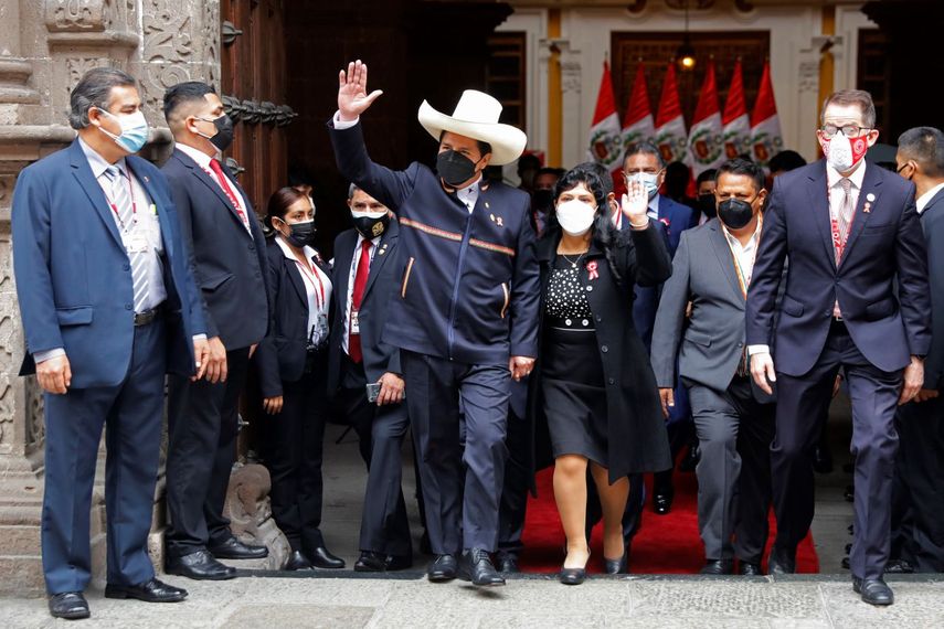 El presidente de Perú, Pedro Castillo, camina junto a la primera dama Lilia Paredes.