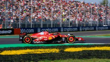 El español Carlos Sainz de Ferrari maniobra su auto en la primera práctica antes del Gran Premio de Italia en Monza el viernes 30 de agosto del 2024