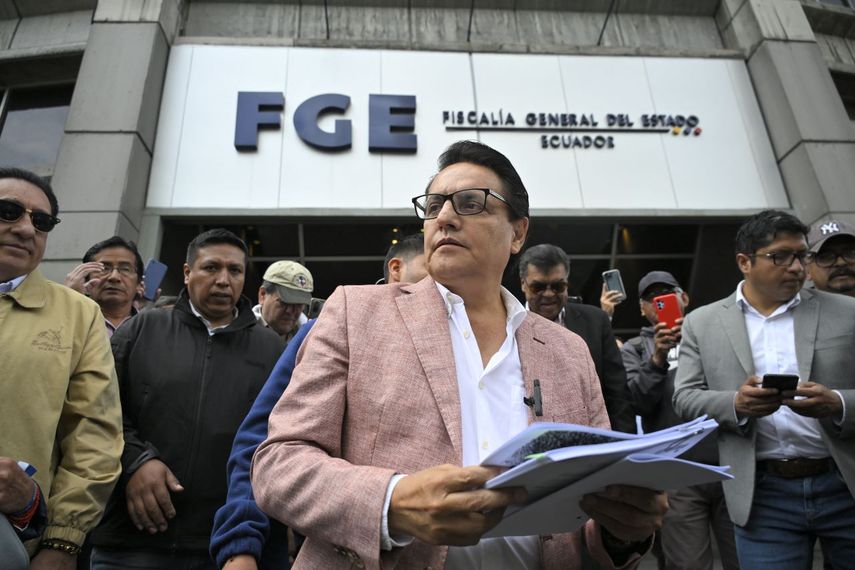 El exdiputado y candidato presidencial, Fernando Villavicencio, habla con los periodistas a su llegada a la Fiscalía General de la Nación en Quito el 8 de agosto de 2023, un día antes de ser asesinado.