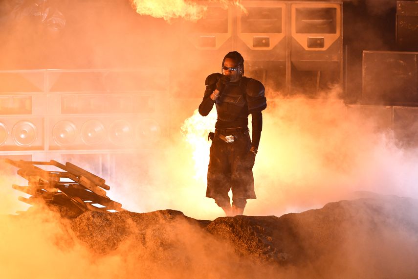 El rapero estadounidense Travis Scott actúa en el escenario durante la 66ª Entrega Anual de los Premios Grammy en el Crypto.com Arena de Los Ángeles el 4 de febrero de 2024. &nbsp; &nbsp;