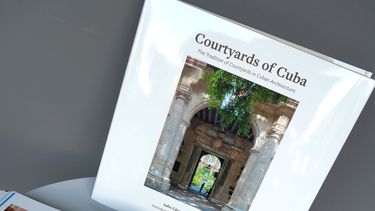 Libro Courtyards of Cuba del arquitecto Julio César Pérez-Hernández.