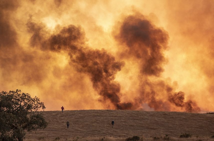 Un incendio arde el jueves 27 de agosto de 2020 en Almonaster la Real, en Huelva, Espa&ntilde;a.&nbsp;