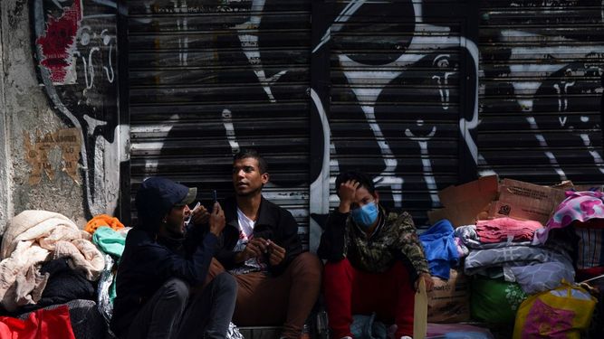 Migrantes venezolanos esperan ayuda afuera de la Comisión Mexicana de Ayuda a Refugiados en la Ciudad de México, el jueves 20 de octubre de 2022.&nbsp;