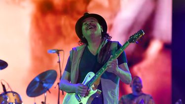 El guitarrista mexicano Carlos Santana se presenta durante el segundo día del festival de música Vive Latino en la Ciudad de México el 17 de marzo de 2019.&nbsp;