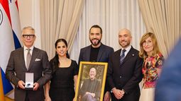 El hijo y el nieto del fallecido empresario Piero Cohen junto al presidente Bukele, la primera dama salvadoreña y la presidenta de CEAPI, Nuria Vilanova.