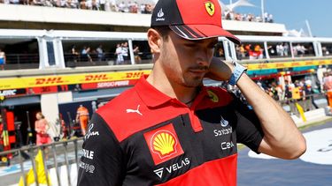 El piloto monegasco Charles Leclerc durante su salida del GP de Francia, tras chocar el Ferrari contra la defensa