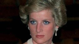 Fotografía de archivo con fecha del 7 de mayo del 1990 que muestra a la princesa&nbsp;Diana&nbsp;de Gales durante una cena de gala en el Parlamento de Budapest (Hungría).&nbsp;