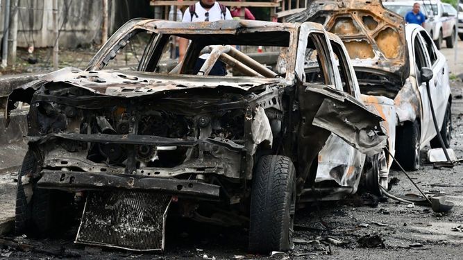 Un hombre camina junto a los restos de un automóvil tras una explosión cerca de la cárcel del Litoral en Guayaquil, Ecuador, el 13 de marzo de 2025. Según las autoridades locales, un guardia de la prisión falleció tras la explosión.&nbsp;