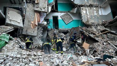 En esta fotografía tomada y difundida por el Servicio de Emergencias de Ucrania el 19 de noviembre de 2024, los rescatistas ucranianos limpian los escombros de un edificio de dormitorios destruido tras un ataque con misiles en Glukhiv, región de Sumy, en medio de la invasión rusa de Ucrania. Un ataque ruso durante la noche mató a doce personas, incluido un niño, en la región de Sumy, en el este de Ucrania, que ha sufrido un aumento de ataques mortales, dijo el presidente Volodymyr Zelensky el 19 de noviembre de 2024.