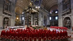 Cardenales asisten a una misa en la Basílica de San Pedro en el Vaticano, el 30 de abril de 2025, a una semana del cónclave dónde se elegirá al nuevo Papa y Obispo de Roma