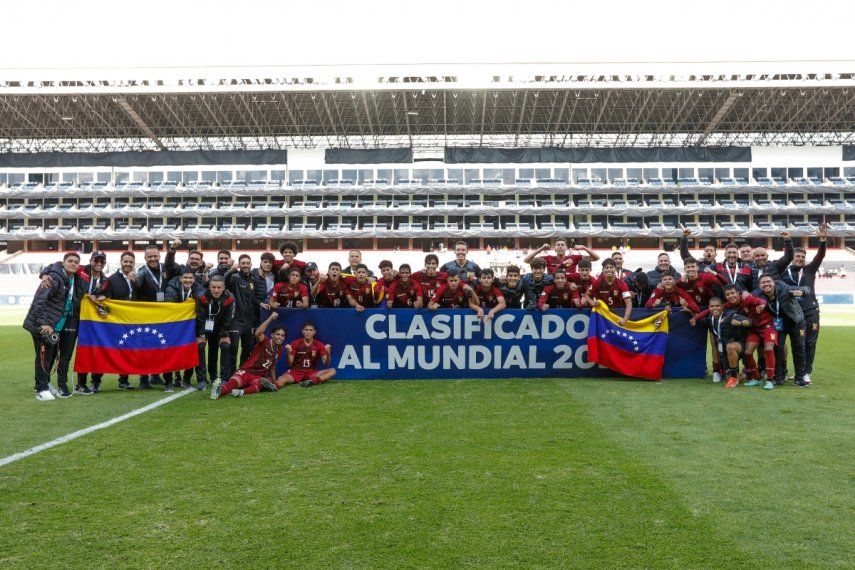 Jugadores de la selección de Venezuela posan con el cartel de clasificados al Mundial Sub-17 de la FIFA
