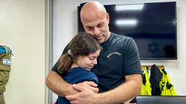 Esta imagen difundida por el ejército israelí muestra a la exrehén israelí Hila Rotem-Shoshani (13) abrazando a su tío en un hospital de Israel tras ser liberada por Hamás, en medio de una operación de intercambio de rehenes contra prisioneros entre Hamás e Israel, el 26 de noviembre de 2023.