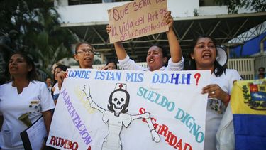 Enfermeras gritan consignas contra el gobierno en una protesta afuera del hospital José Manuel de los Ríos en Caracas, Venezuela, el miércoles 30 de octubre de 2019.
