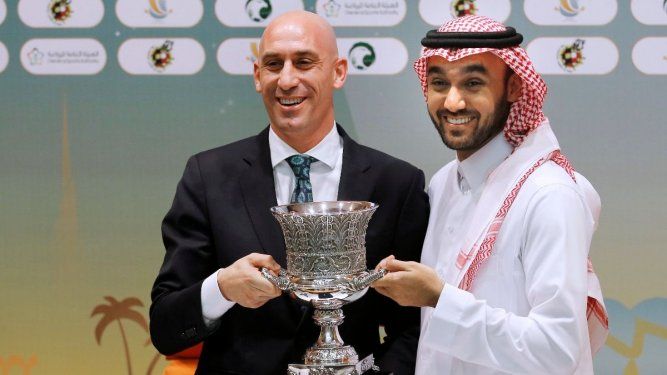 En esta imagen de archivo, el entonces presidente de la Federación Española de Fútbol, Luis Rubiales (izquierda), y el presidente de la Autoridad General del Deporte de Arabia Saudita, el príncipe Abdulaziz bin Turki Al-Faisal, posan con el trofeo de la Supercopa de España durante una conferencia de prensa en Yedda, Arabia Saudí, el 18 de diciembre de 2019.&nbsp;