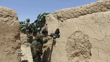 Soldados toman posiciones en el punto de control del área de Babaji, en la provincia de Helmand, Afganistán.&nbsp;