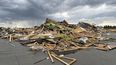 Los escombros de una casa yacen al noroeste de Omaha, Nebraska, tras fuertes tornados