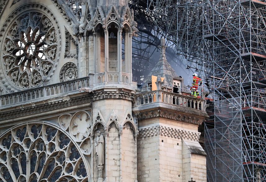 Bomberos trabajan para extinguir el fuego en la catedral de Notre Dame, en París.&nbsp;