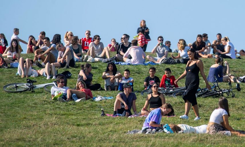 La gente disfruta del parque Primrose Hill de Londres el 13 de septiembre del 2020.