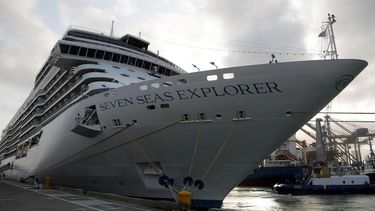 Vista general del crucero Seven Seas Explorer, reconocido como el barco más lujoso del mundo, atracado este jueves en el puerto de Cartagena (Colombia).