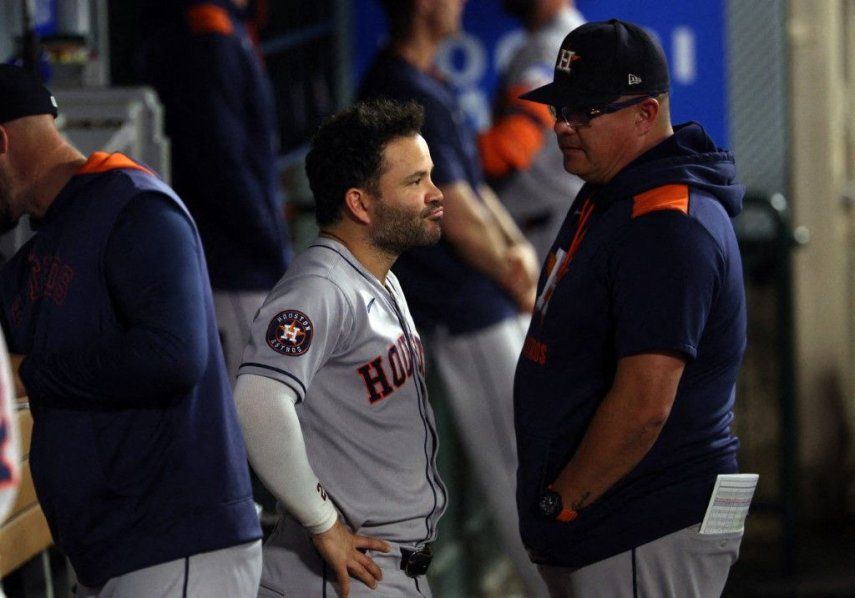 El entrenador de banca Omar López # 22 en el dugout, fue eliminado por el entrenador de banca Omar López # 22 en el dugout durante la cuarta entrada contra los Angelinos de Los Ángeles después de que fueron eliminados de la contienda por los playoffs en el Angel Stadium de Anaheim el 27 de septiembre de 2025 en Anaheim, California.&nbsp;