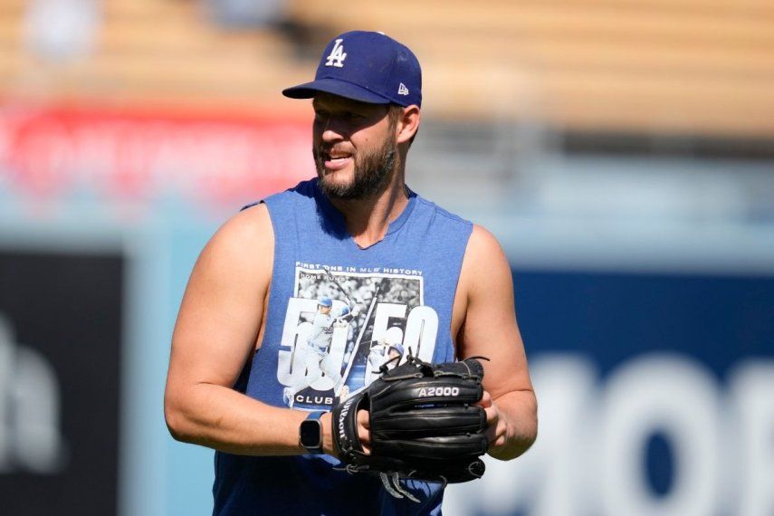 El lanzador de los Dodgers de Los Ángeles, Clayton Kershaw, calienta antes del Juego 2 de la Serie Divisional de la Liga Nacional contra los Padres de San Diego, el domingo 6 de octubre de 2024, en Los Ángeles.