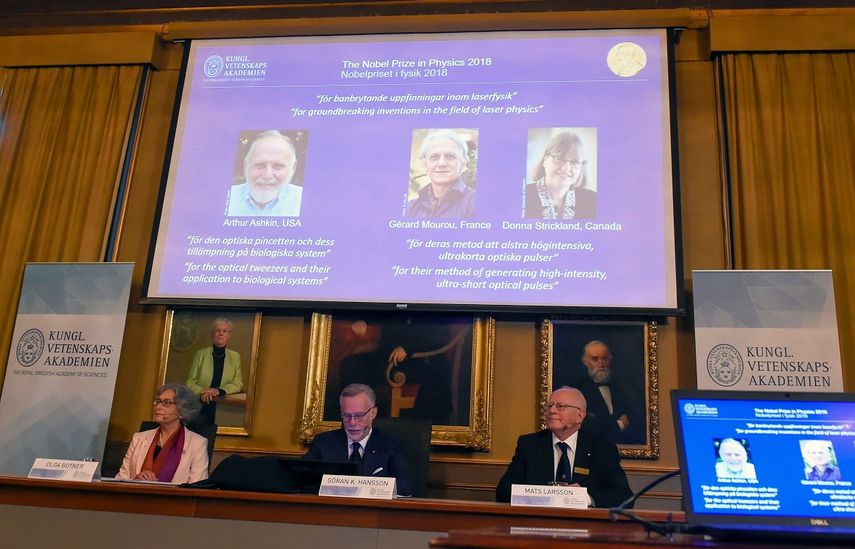 &nbsp;El&nbsp;Nobel&nbsp;de Física premió hoy al estadounidense Arthur Ashkin, la canadiense Donna Strickland y el francés Gérard Mourou por sus innovaciones en el campo de la física del láser, con múltiples aplicaciones en la medicina y la industria.