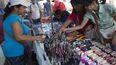 La maestra Daixy Ag&uuml;ero, a la izquierda, vende productos de maquillaje en un mercado callejero en Caracas, Venezuela.&nbsp;