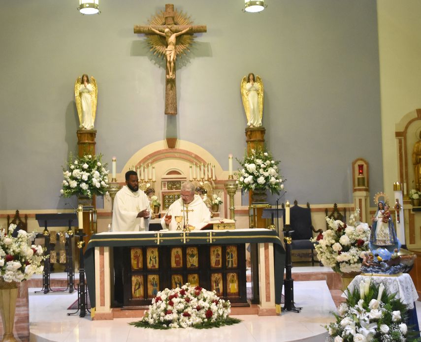 Durante su homilía, el padre José Conrado, que viajó recientemente desde la isla para oficiar la misa, agradeció al exilio por la preocupación permanente ante las adversidades que padecen sus compatriotas cubanos.