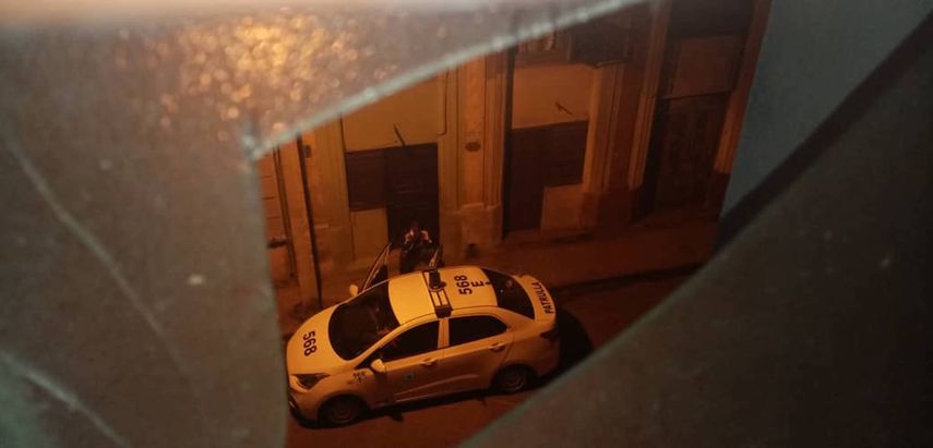 Patrulla apostada en los bajos de la vivienda de Anamely Ramos.&nbsp;