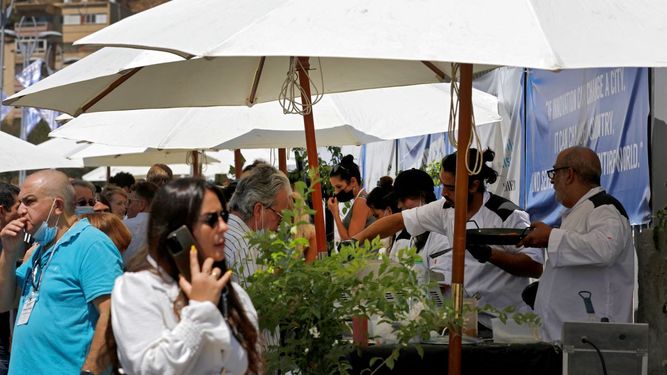 Los asistentes prueban comida en el evento de tecnología alimentaria de la calle Margalit Startup City Galil en la ciudad de Kiryat Shmona, en el norte de Israel, el 2 de septiembre de 2021.
