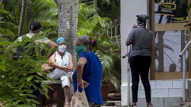 Varias personas esperan frente a&nbsp;una oficina de Western Union el 12 de junio de 2020 en el Vedado, en La Habana, Cuba.