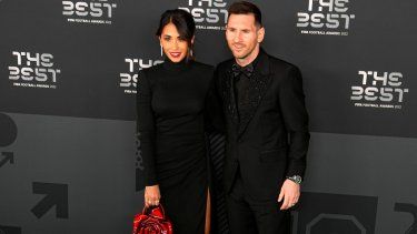 Lionel Messi posa con su esposa Antonela Roccuzzo en la alfombra verde, previo a la ceremonia de entrega de los premios The Best de la FIFA en París, el lunes 27 de febrero de 2023.