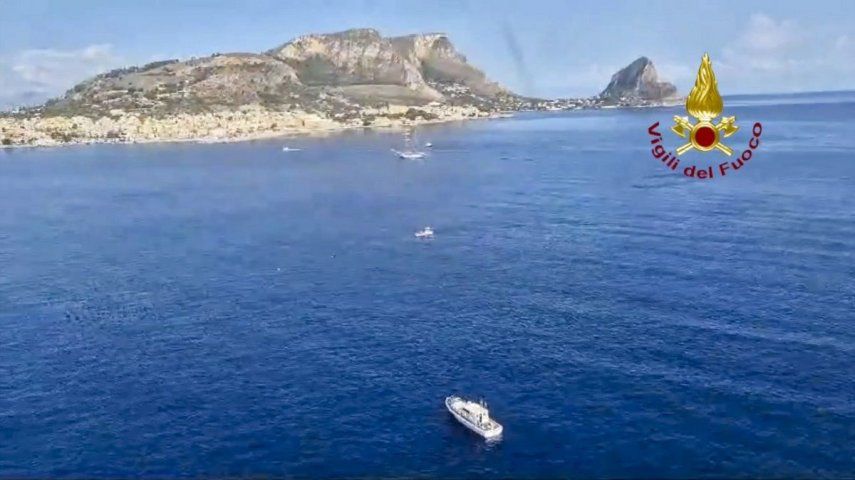 Esta imagen tomada de un video publicado por los bomberos italianos el lunes 19 de agosto de 2024 muestra una zona del mar cerca de Palermo, Sicilia, en el sur de Italia, donde se hundió el lujoso yate con bandera británica, el lunes en la madrugada.&nbsp;
