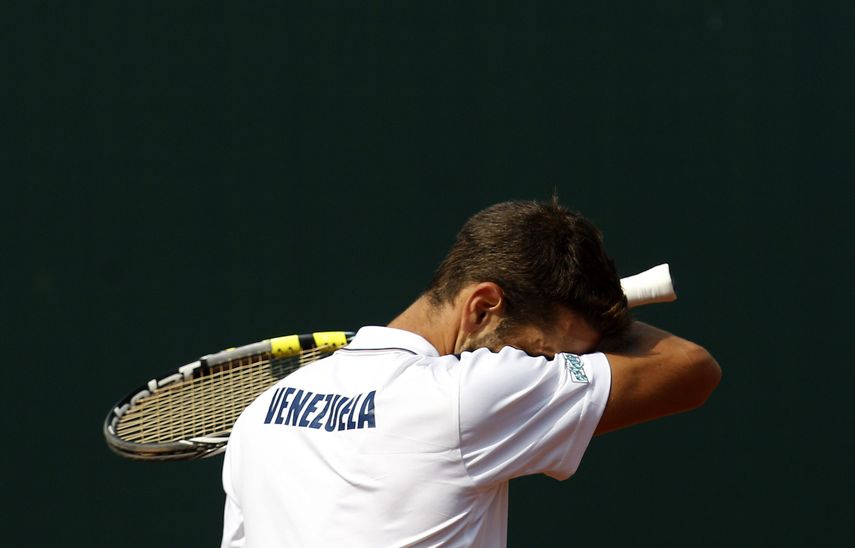 Ricardo Rodríguez, quien encabeza al equipo venezolano en la Copa Davis, se seca el sudor durante el enfrentamiento en la final del Grupo dos contra Chile