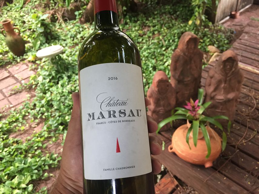 Vino tinto de Bordeaux, o Burdeos, en Francia.