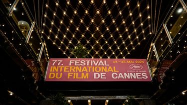 Esta fotografía muestra un cartel de la 77ª edición del Festival de Cannes dentro del Palacio de Festivales, en Cannes, sur de Francia, el 13 de mayo de 2024.