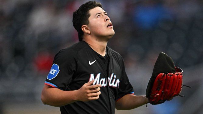 El mexicano Valente Bellozo, de los Marlins de Miami, abandona el montículo tras lanzar el primer inning de un juego, el 26 de septiembre de 2024.