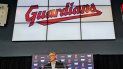 Foto del 23 de julio del 2021, el dueño de los Indios de Cleveland Paul Dolan habla en conferencia de prensa sobre el cambio de nombre a Guardianes Foto del 23 de julio del 2021, el dueño de los Indios de Cleveland Paul Dolan habla en conferencia de prensa sobre el cambio de nombre a Guardianes