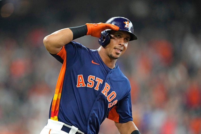 Michael Brantley, de los Astros de Houston, celebra después de conectar un jonrón de dos carreras durante la cuarta entrada de un juego de béisbol en contra de los Azulejos de Toronto, el domingo 24 de abril de 2022 en Houston.&nbsp;