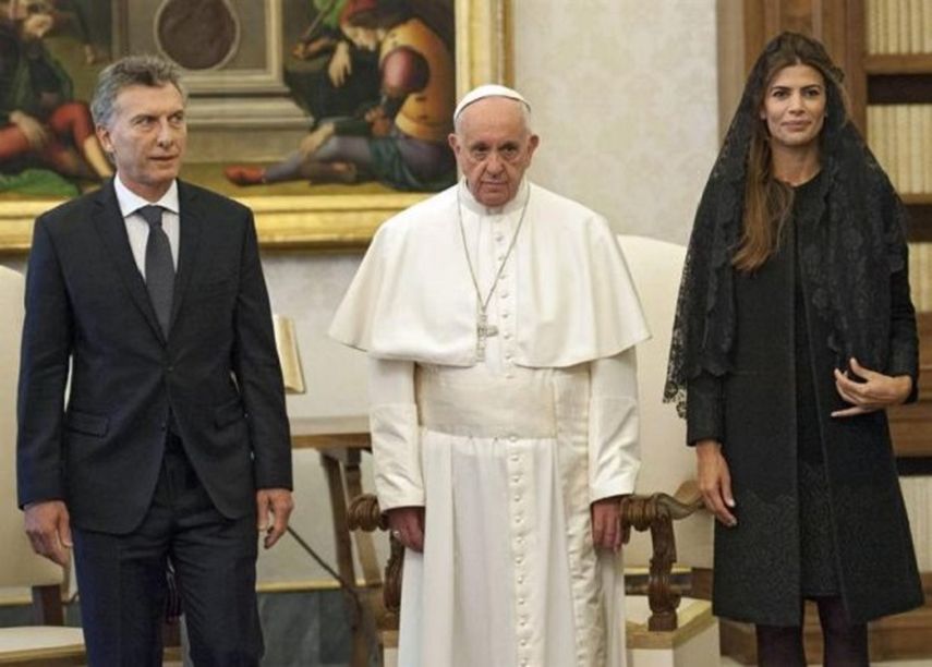 En la imagen, el papa Francisco junto al presidente de Argentina, Mauricio Macri (i), y a su esposa, Juliana Awada. (EFE/Archivo)