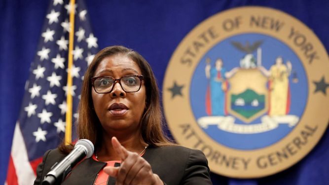En esta foto del 6 de agosto del 2020, la fiscal general del estado de Nueva York, Letitia James, escucha una pregunta en una conferencia de prensa en la ciudad de Nueva York. 