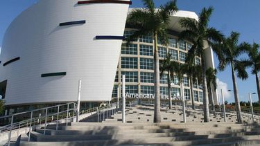 Vista frontal del American Airlines Arena de Miami.