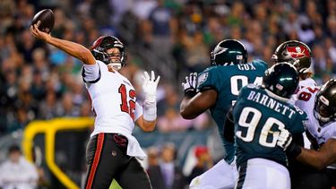 Tom Brady, quarterback de los Buccaneers de Tampa Bay, lanza un pase en el encuentro ante los Eagles de Filadelfia