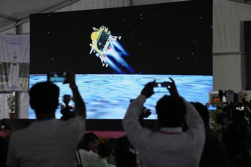 Periodistas filman la transmisión en vivo del alunizaje de la nave espacial india Chandrayaan-3 en el centro de telemetría, rastreo y comando de ISRO en Bengaluru, India, miércoles 23 de agosto de 2023. India es el cuarto país que logra alunizar, y el primero que lo hace cerca del polo sur de la luna.&nbsp; &nbsp; &nbsp;