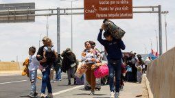 Migrantes caminan cerca del paso fronterizo de Cachalluta con Perú, a unos 25 km al norte de Arica, Chile, el 28 de noviembre de 2025. Migrantes caminan cerca del paso fronterizo de Cachalluta con Perú, a unos 25 km al norte de Arica, Chile, el 28 de noviembre de 2025.