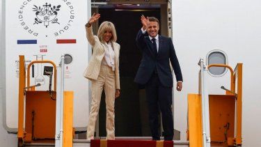 El presidente de Francia, Emmanuel Macron, y su esposa, Brigitte Macron, saludan al abordar su avión para partir tras su visita a Vietnam en el Aeropuerto Internacional Noi Bai de Hanói el 27 de mayo de 2025. El presidente de Francia, Emmanuel Macron, y su esposa, Brigitte Macron, saludan al abordar su avión para partir tras su visita a Vietnam en el Aeropuerto Internacional Noi Bai de Hanói el 27 de mayo de 2025.
