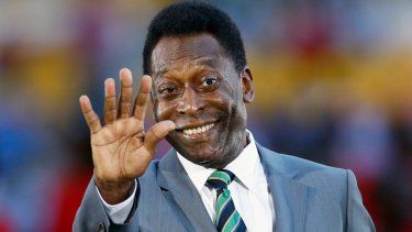 Pelé saluda antes de un partido de la Copa Africana de Naciones entre Costa de Marfil y Gambia, en Libreville, Gabón, el 12 de febrero de 2012.