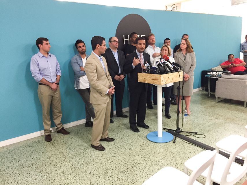 El representante federal republicano Carlos Curbelo, durante la rueda de prensa con jovenes empresarios inmigrantes. En la gráfica también están el comisionado Francis Suárez y la representante federal republicana   Ileana Ros Lehtinen. 